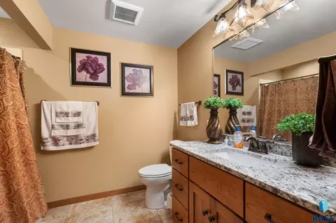 Bath - 3738 E Fox Run Pl, Sioux Falls, SD 57103 photo 5 of 6
