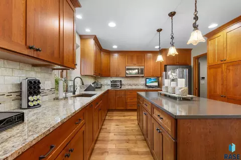 Kitchen - 3738 E Fox Run Pl, Sioux Falls, SD 57103 photo 6 of 9