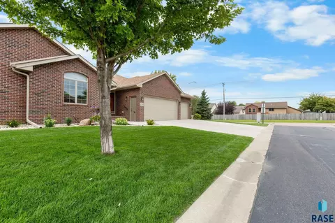 Exterior - 3738 E Fox Run Pl, Sioux Falls, SD 57103 photo 7 of 8