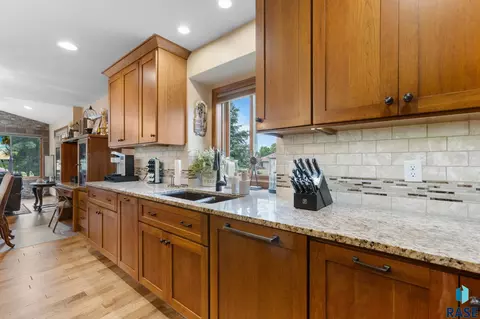 Kitchen - 3738 E Fox Run Pl, Sioux Falls, SD 57103 photo 8 of 9