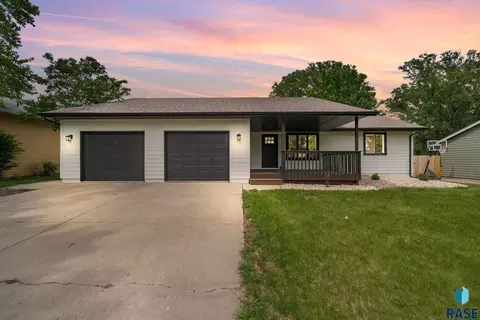 312 W Evergreen Dr, Brandon, SD 57005