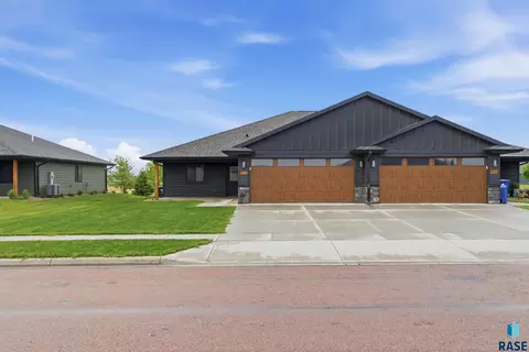 Exterior - 20 W 20th Ave, Mitchell, SD 57301 photo 2 of 3