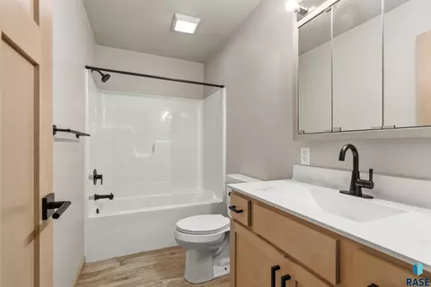 Bath - 20 W 20th Ave, Mitchell, SD 57301 photo 2 of 2