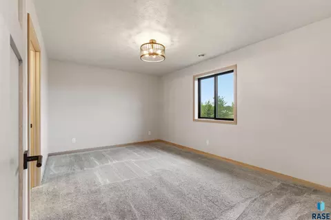 Bedroom - 20 W 20th Ave, Mitchell, SD 57301 photo 2 of 3
