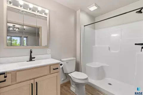 Bath - 20 W 20th Ave, Mitchell, SD 57301 photo 1 of 2