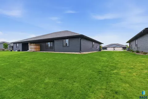 Exterior - 20 W 20th Ave, Mitchell, SD 57301 photo 3 of 3