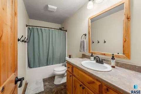 Bath - 760 Fox Ct, Tea, SD 57064 photo 4 of 5