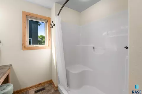 Bath - 760 Fox Ct, Tea, SD 57064 photo 3 of 5