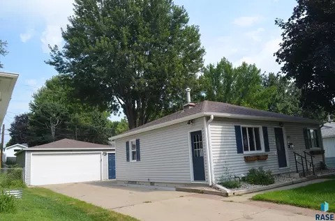912 S Cloudas Ave, Sioux Falls, SD 57103