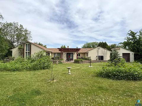 Exterior - 316 E 5th St, Miller, SD 57362 photo 10 of 21