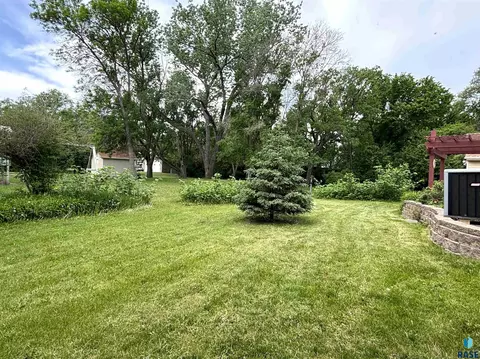 Exterior - 316 E 5th St, Miller, SD 57362 photo 9 of 21