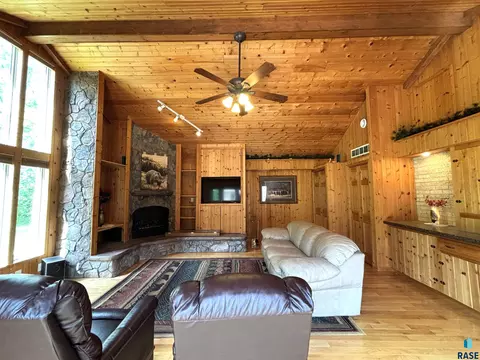 Living - 316 E 5th St, Miller, SD 57362 photo 6 of 14