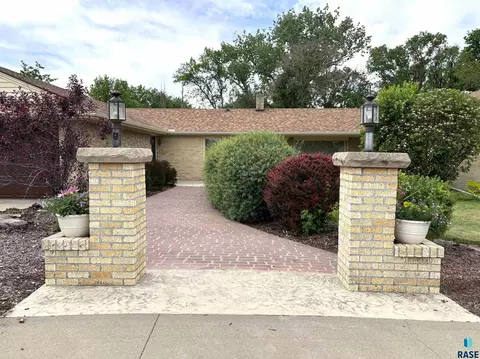 Exterior - 316 E 5th St, Miller, SD 57362 photo 2 of 21