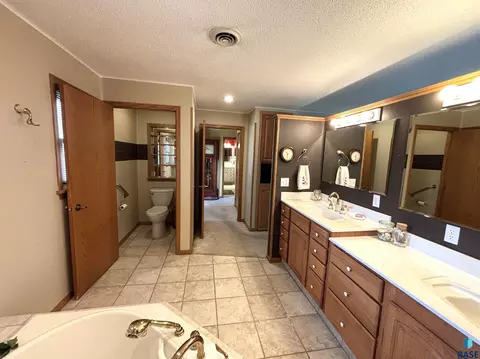 Bath - 316 E 5th St, Miller, SD 57362 photo 5 of 7
