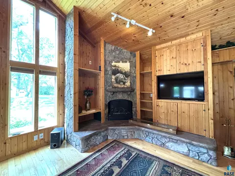 Living - 316 E 5th St, Miller, SD 57362 photo 5 of 14