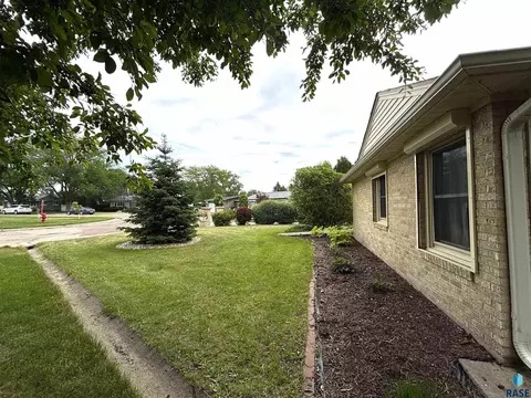 Exterior - 316 E 5th St, Miller, SD 57362 photo 18 of 21