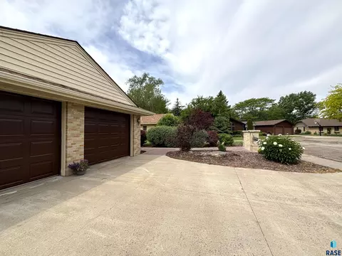 Exterior - 316 E 5th St, Miller, SD 57362 photo 4 of 21