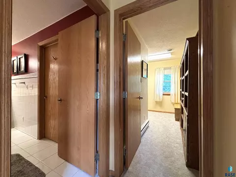 Entry Way - 316 E 5th St, Miller, SD 57362 photo 2 of 9