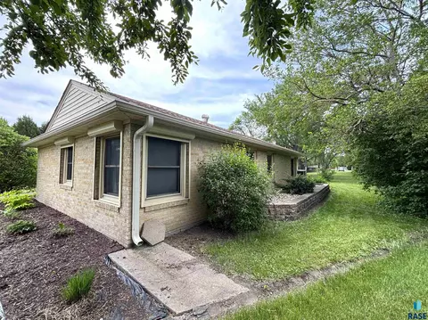 Exterior - 316 E 5th St, Miller, SD 57362 photo 17 of 21