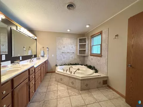 Bath - 316 E 5th St, Miller, SD 57362 photo 2 of 7