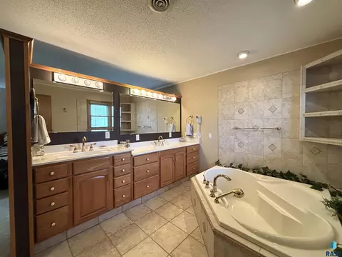 Bath - 316 E 5th St, Miller, SD 57362 photo 3 of 7