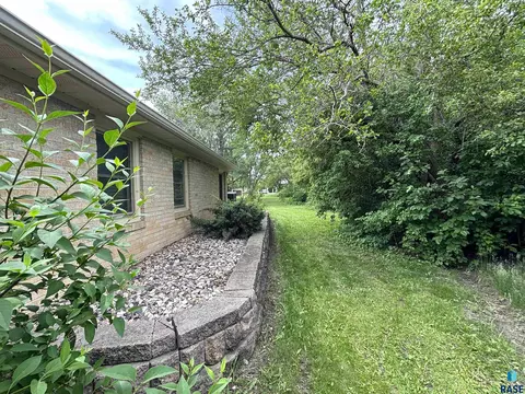 Exterior - 316 E 5th St, Miller, SD 57362 photo 16 of 21