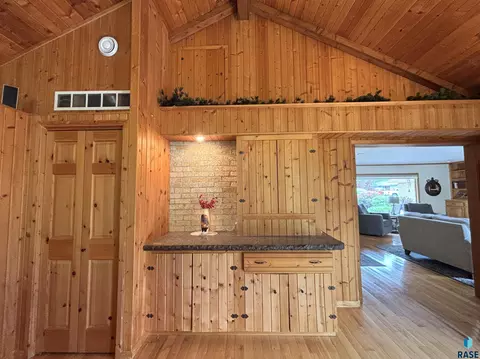 Entry Way - 316 E 5th St, Miller, SD 57362 photo 5 of 9