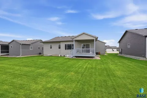 Exterior - 7212 E 49th St, Sioux Falls, SD 57110 photo 2 of 3