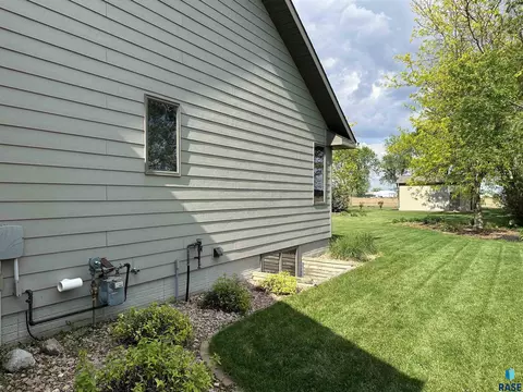 Exterior - 904 S Stadium Dr, Freeman, SD 57029 photo 9 of 24