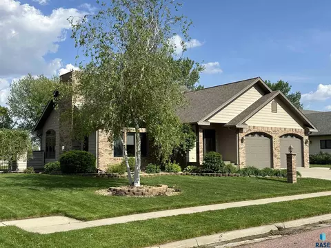 Exterior - 904 S Stadium Dr, Freeman, SD 57029 photo 3 of 24