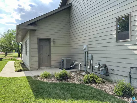Exterior - 904 S Stadium Dr, Freeman, SD 57029 photo 10 of 24