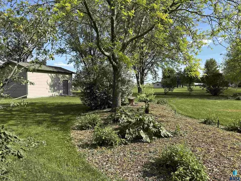 Exterior - 904 S Stadium Dr, Freeman, SD 57029 photo 18 of 24