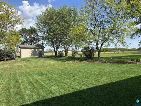 Exterior - 904 S Stadium Dr, Freeman, SD 57029 photo 16 of 24