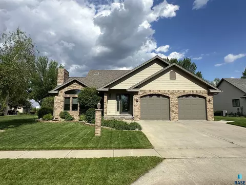 Exterior - 904 S Stadium Dr, Freeman, SD 57029 photo 2 of 24