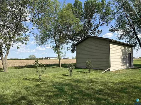 Exterior - 904 S Stadium Dr, Freeman, SD 57029 photo 19 of 24