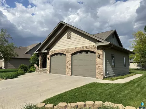 Exterior - 904 S Stadium Dr, Freeman, SD 57029 photo 4 of 24