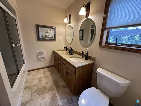 Bath - 904 S Stadium Dr, Freeman, SD 57029 photo 3 of 5
