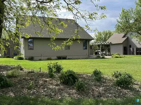Exterior - 904 S Stadium Dr, Freeman, SD 57029 photo 13 of 24