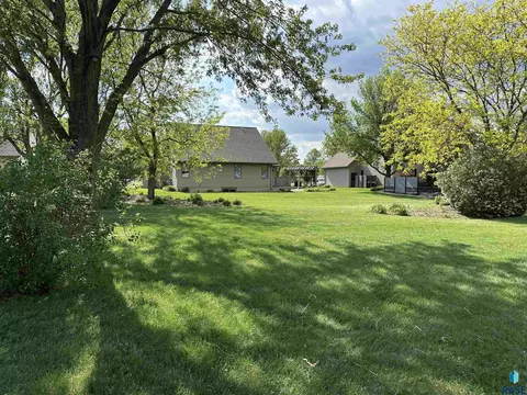 Exterior - 904 S Stadium Dr, Freeman, SD 57029 photo 20 of 24