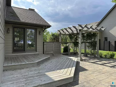 Exterior - 904 S Stadium Dr, Freeman, SD 57029 photo 11 of 24