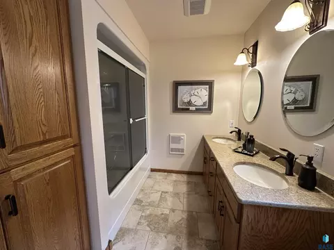 Bath - 904 S Stadium Dr, Freeman, SD 57029 photo 4 of 5