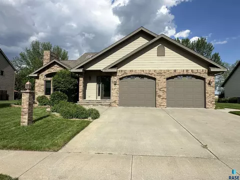 Exterior - 904 S Stadium Dr, Freeman, SD 57029 photo 5 of 24