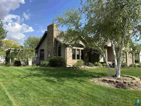 Exterior - 904 S Stadium Dr, Freeman, SD 57029 photo 12 of 24