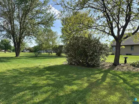 Exterior - 904 S Stadium Dr, Freeman, SD 57029 photo 21 of 24
