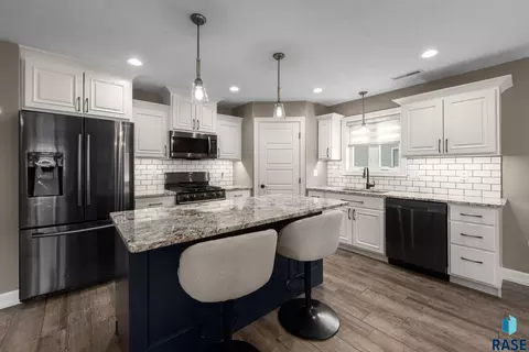 Kitchen - 2502 N Lammers Ct, Tea, SD 57064 photo 2 of 7