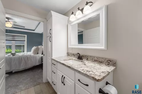 Bath - 2502 N Lammers Ct, Tea, SD 57064 photo 1 of 4