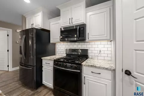 Kitchen - 2502 N Lammers Ct, Tea, SD 57064 photo 6 of 7