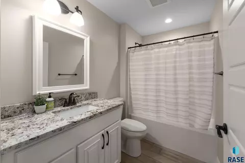 Bath - 2502 N Lammers Ct, Tea, SD 57064 photo 4 of 4