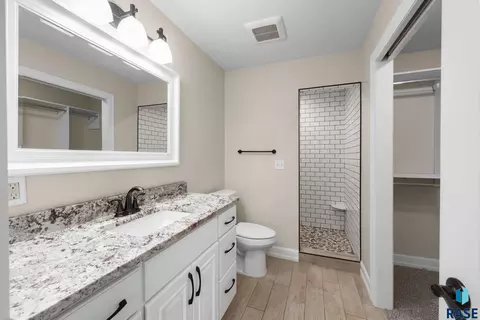 Bath - 2502 N Lammers Ct, Tea, SD 57064 photo 2 of 4
