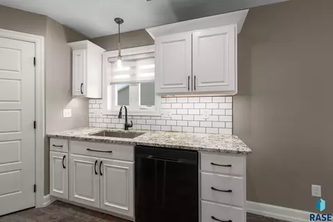 Kitchen - 2502 N Lammers Ct, Tea, SD 57064 photo 7 of 7